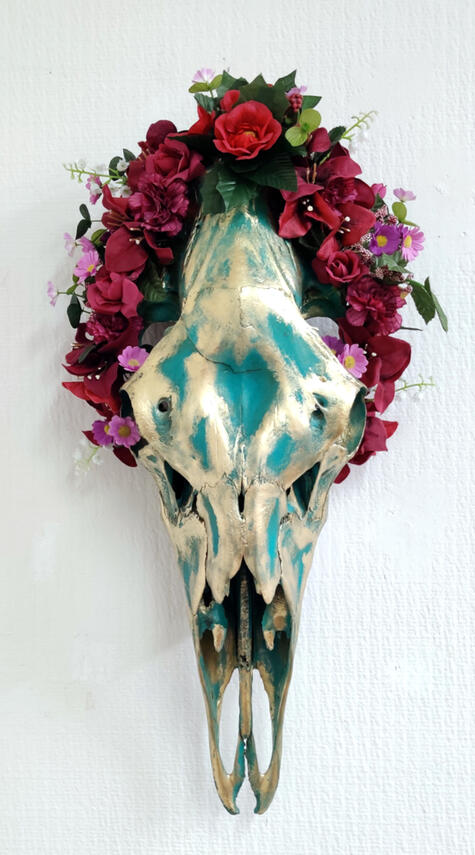 Patina 2 Hirven kallo, tekokukat. 2024