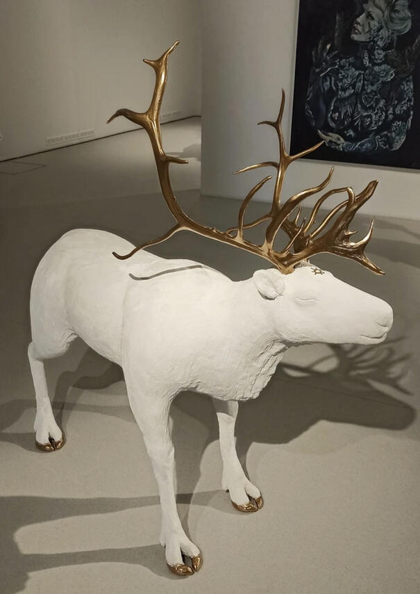 Beaivažá Skeaŋka Kipsi, harjateräs, poron sarvet. 162 x 70 x 158cm